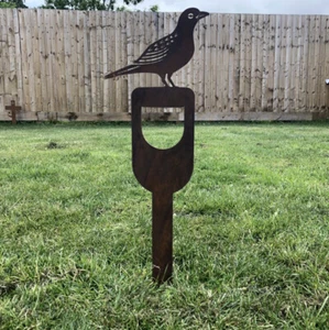 Decorazione da giardino di un merlo su vanga. Made in U.K. Consegna Rapida - Foto 1 di 5