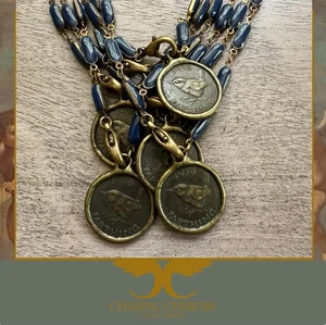 Collar moneda farthing inglés joyería querubines persiguiendo vintage - Imagen 1 de 6