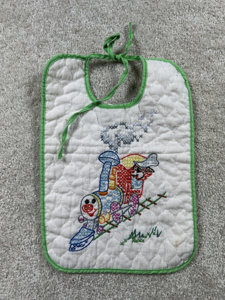 Babero de bebé vintage Disney bordado a mano tren Paragon guardería 12x8 pulgadas Foto 1 de 4