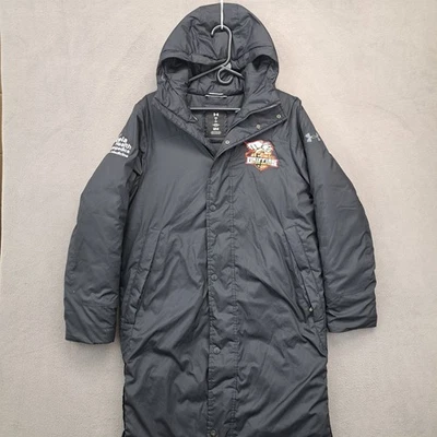 Chaqueta de abrigo acolchada larga con capucha negra Under Armour ColdGear para mujer talla pequeña Foto 1 de 4