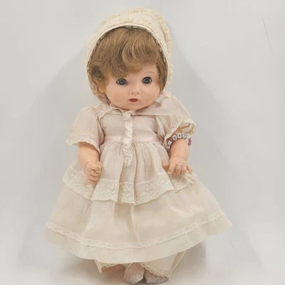 Muñeca Effanbee Sweetie 13.5" Ropa Original Ojos Dormitorios Bebé con Pulsera De Colección Foto 1 de 4