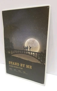 Stand By Me Blechschild 12 x 8 cm Retro Stil Wandhänger Mann Höhle Film  - Bild 1 von 7
