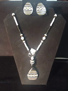 Collar de moda vintage de madera en blanco y negro 27"" largo y colgante 4"" más único - Imagen 1 de 11