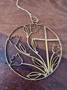 Cruz adorno navideño de latón hecho artesanal vintage con filigrana de tulipanes - Imagen 1 de 4