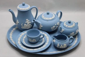 VINTAGE WEDGWOOD MINIATUR BLAU JASPERWARE TEE & KAFFEESERVICE MIT TABLETT um 1983 - Bild 1 von 16