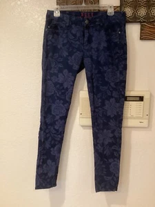 Pantalones de mezclilla Elle súper ajustados elásticos azul marino con estampado floral 34” ancho x 30” talla 8R - Imagen 1 de 6