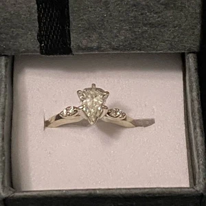 Anillo de compromiso de oro blanco de 14k con diamantes y peras - Imagen 1 de 7