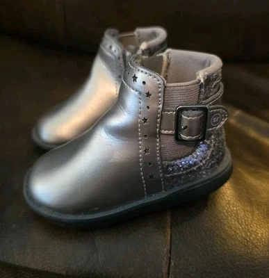 BOTAS AGNES STRIDE RITE NIÑAS PEQUEÑAS CUERO BRILLANTE PLATA-GRIS TALLA 4.5W Foto 1 de 4