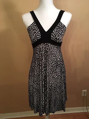 Vestido para mujer Twenty One cintura imperio negro/blanco pequeño Foto 1 de 4