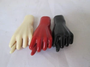 Lote de seis colgantes. Higas / manos negras. Años 70. Pasta colores. España - Imagen 1 de 5