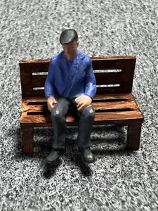 Figura miniatura 1/76 anciano en banco para conjunto de tren modelo Hornby pintado - Imagen 1 de 8