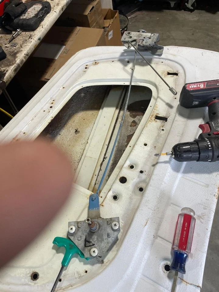 JEEPSTER COMMANDO TRAVA DE PORTA JEEP COMMANDO - Imagem 1 de 1