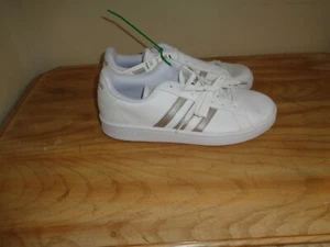 SNEAKERS ADIDAS GRAND COURT IN PELLE A RIGHE BIANCHE NUOVE CON ETICHETTA TAGLIA 7,5 - Foto 1 di 8