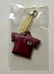 FRED PERRY 1" SHIRT LOGO TELEFONANHÄNGER SCHLÜSSELANHÄNGER CLIP-ON BILDSCHIRMREINIGER NEU GWP - Bild 1 von 2