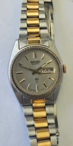 Reloj para mujer Seiko SQ #8523-0050 esfera plateada dos tonos día/fecha 25 mm batería nueva - Imagen 1 de 7