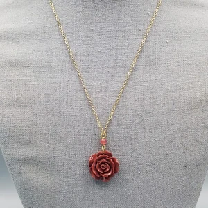 Geschnitzte Rose Halskette dunkelrosa Acryl Anhänger goldfarbene Kette 18" Blumen Frühling - Bild 1 von 10
