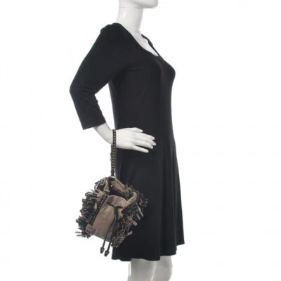 Bolso sin asas Prada Craquele de cuero dorado con flecos tachonados Foto 1 de 4