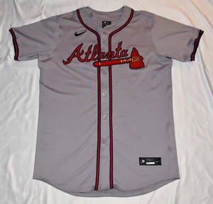 Nike AUTÉNTICAS Atlanta Braves - Camiseta Gris Visitante - 48 Jackie Robinson Day (2024) - Imagen 1 de 20