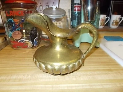 Jarra de riego de latón vintage con mango de cola de serpiente martillado Foto 1 de 4