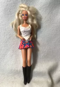Mattel Blonde Barbie doll - W/ Two Piece Outfit & Black Boots - Bild 1 von 12