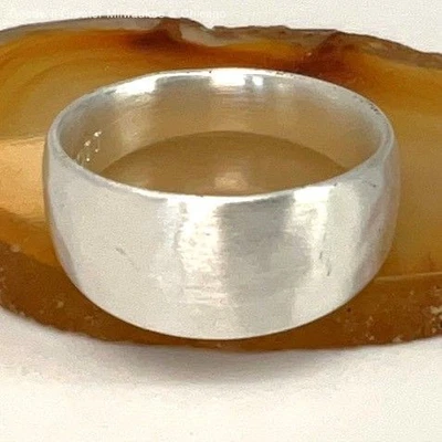 Anillo Banda Redonda Modernista Logo Grabado Tono Plateado Kate Spade 4g Foto 1 de 3