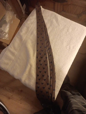 Corbata de hombre Envoy seda satinada marrón con triángulo azul. Foto 1 de 4