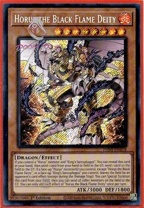Yugioh! Horus la Divinità della Fiamma Nera PHNI-EN018 (SCR) 1° Edizione "Horus Deck Support" - Foto 1 di 1