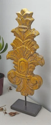 Placa de panel de talla de flores de madera tallada a mano sobre soporte rústico pintado amarillo Foto 1 de 4