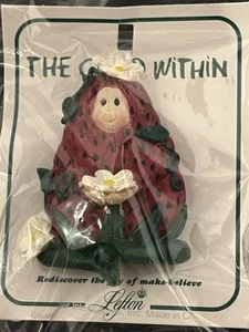 Lefton ~ The Child Within ~ STRAWBERRY CHILD ~ Nuevo en embalaje original ~ Pin ~ Broche - Imagen 1 de 4