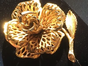 Vintage MCM Designer Signed Lisner 3D Layered Goldtone Flower Brooch pin - Picture 1 of 10