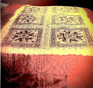 Mantel bordado INDIO HECHO A MANO TOPACIO A CARMESÍ OMBRÉ 78x52 ” Usado en Excelente Condición - Imagen 1 de 12