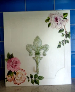 Wall Plaque With Robe Hook Towel Hook White W Roses Fleur de Lis #2 Hand Painted - Picture 1 of 7