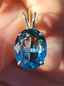 Colgante de corte ovalado labcreado turmalina oro blanco liso de 14 quilates - Imagen 1 de 12