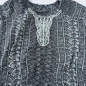 Top para mujer St John’s Bay. Bordado frontal estilo boho. Cintura y manga elásticas - Imagen 1 de 8