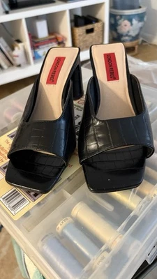 Sandalias negras de cocodrilo en relieve Foto 1 de 4