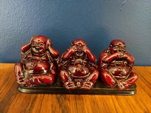 Deko Rot Harz Hören Kein Böses Sehen Kein Böses Sprechen Kein Böses Buddhas auf Sockel - Bild 1 von 6