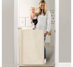 Einziehbares Babygitter Momcozy Creme 33’ hoch Kinder Sicherheit Treppe Türen - Bild 1 von 6