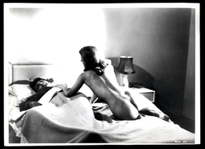 Vintage PINUP Studio Foto 60er Jahre SEXY BRÜNETTE Dampfige Filmszene (Akt) - Bild 1 von 1