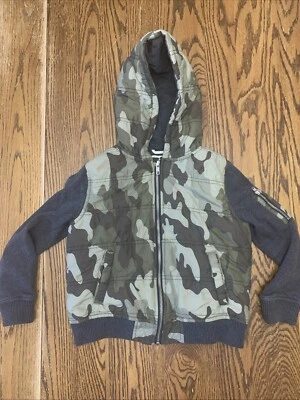Jaqueta de inverno Tucker + Tate camuflada e cinza escuro. Crianças tamanho 6 - Imagem 1 de 4