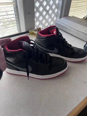 Talla 9.5 - Jordan 1 Mid Cool Gris Gimnasio Rojo Foto 1 de 4