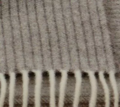 leichte Kuscheldecken 100% Lammwolle herrlich weich und anschmiegsam mit Fransen - Bild 1 von 4