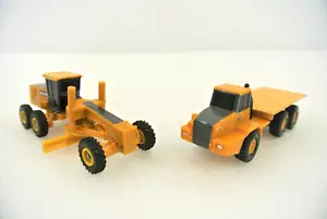 Ertl John Deere Tractor Flatbed Diecast Trucks Yellow 1/64 Scale China Lot of 2 - Picture 1 of 9
