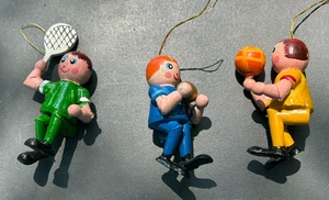 Juego de 3 adornos de madera vintage de tenis, baloncesto y fútbol pintados a mano de 3" - Imagen 1 de 6