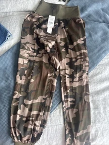 Pantalones de Seda Cinq a Sept Camuflados Oliva Multi Talla Pequeña NUEVO CON ETIQUETA Jogger - Imagen 1 de 8