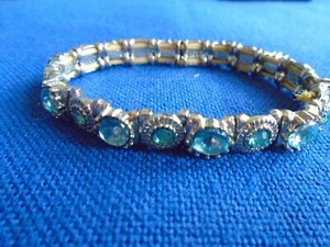 Vintage Blue Rhinestone Bracelet Stretch Style Dainty and Beautiful Unsigned - Picture 1 of 3