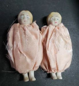 Miniatur antike Biskuit Zwilling Baby Puppen Seide Kleidung - Bild 1 von 8