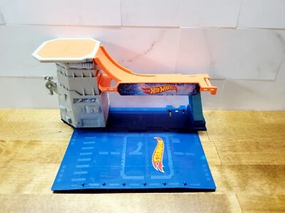2014 Hot Wheels Sky Base Blast Incomplete Play Set Replacement Part CDM29 2577DP - Image 1 of 4