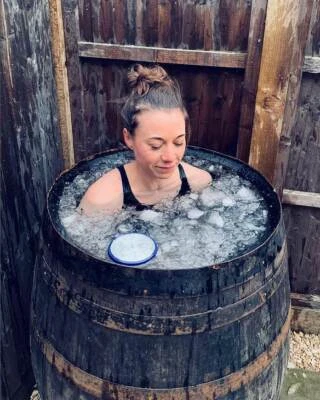 Oak Barrel Ice Bath Wine Whisky/Whiskey Barrels. With Original Lid and Brass Tap - Image 1 of 4