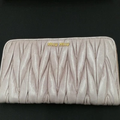 Autêntica Carteira Miu Miu Matelasse Zíper Redondo Carteira Longa Couro Zíper Logotipo - Imagem 1 de 4