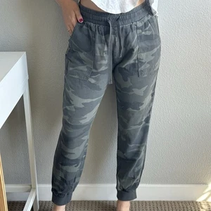 Splendid Camo Jogger Pants Womens Small Gray Drawstring Utility Athleisure Comfy - Picture 1 of 9